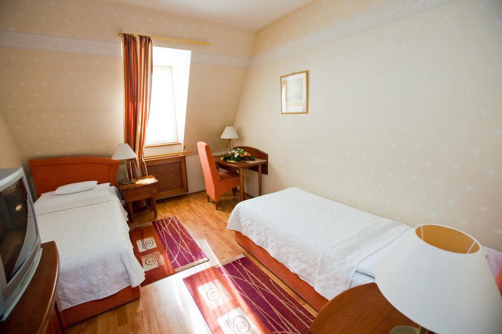 Aparthotel Goecsej Palatinus Etterem Es Panzio Zalaegerszeg Pokoj fotografie