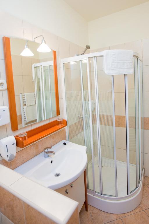 Aparthotel Goecsej Palatinus Etterem Es Panzio Zalaegerszeg Pokoj fotografie